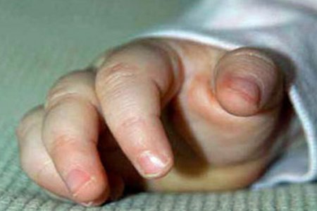 Nəzarətsiz qalan körpə ikinci mərtəbədən yıxıldı — vəziyyəti ağırdır...