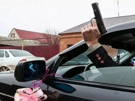 Azərbaycanlılar Rusiyada toyda atışdılar