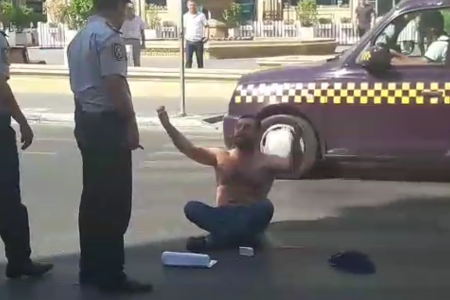 Bakıda məhkəmənin qarşısında çılpaq etiraz - FOTO...