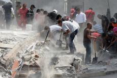 ​Körpə xaç suyuna salınarkən kilsə çökdü - 11 ölü