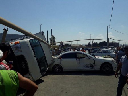 Bakıda yük avtomobili gəlin maşınını belə əzdi