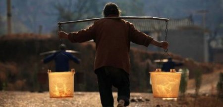 Şirvan əhalisi üç gündür susuz qalıb: Camaat vedrə ilə su daşıyır