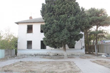 Badamdarda köhnə binaların sökülməsində qalmaqal yaşanır: “Bizə zəmanət versinlər” -FOTOLAR