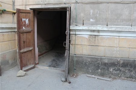 Badamdarda köhnə binaların sökülməsində qalmaqal yaşanır: “Bizə zəmanət versinlər” -FOTOLAR