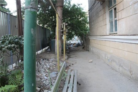 Badamdarda köhnə binaların sökülməsində qalmaqal yaşanır: “Bizə zəmanət versinlər” -FOTOLAR