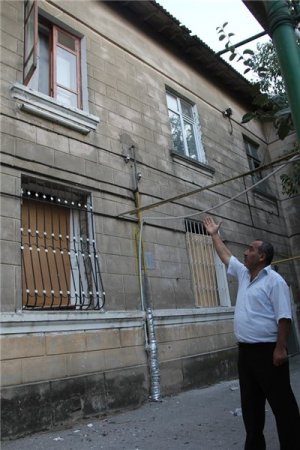 Badamdarda köhnə binaların sökülməsində qalmaqal yaşanır: “Bizə zəmanət versinlər” -FOTOLAR