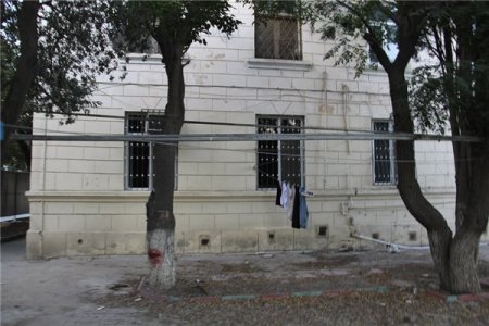 Badamdarda köhnə binaların sökülməsində qalmaqal yaşanır: “Bizə zəmanət versinlər” -FOTOLAR