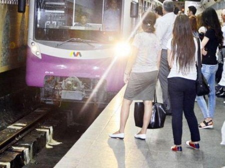 Qadın Bakı metrosunda dəhşət yaşadı - Maşinisti təhqir etdi, üzünə tüpürdü