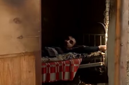 İyirmi ildir oğlunu zəncirləyib toyuq hinində saxlayır — Ürək ağrıdan görüntülər - VİDEO