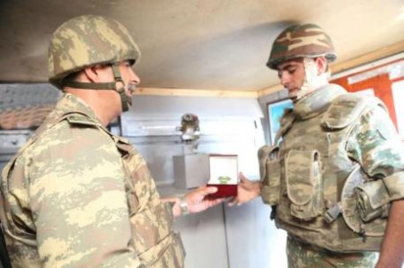 Zakir Həsənov düşmənlə üzbəüz hərbi hissələrdə - FOTOLAR