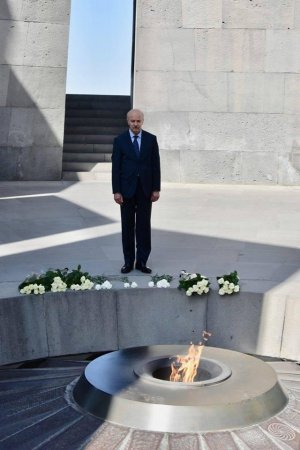 Azərbaycanlı nazirdən ŞOK ADDIM: İrəvanda "soyqırımı abidəsi"nə BAŞ ƏYDİ, sonra... - FOTO