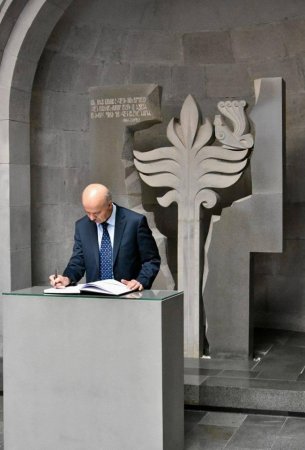 Azərbaycanlı nazirdən ŞOK ADDIM: İrəvanda "soyqırımı abidəsi"nə BAŞ ƏYDİ, sonra... - FOTO