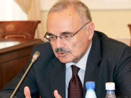 Baş nazirə ağır itki