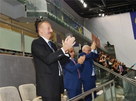 Prezident İlham Əliyev milli komandamızın oyununu izlədi - FOTOLAR