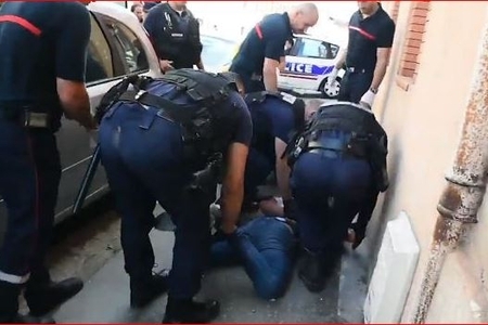 Fransada bıçaqlı şəxs metroda insanlara hücum edib, ölən və yaralananlar var