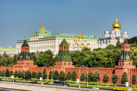 Kremlin təhlükəli balans siyasəti - Bakı seçim qarşısında