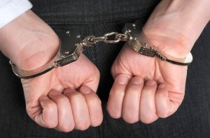 Bankdan kredit götürən şəxs qadın zamini döyərək komaya salıb