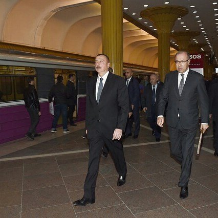 Prezident Bakı Metropoliteninin retro vaqonları ilə tanış olub - FOTOLAR