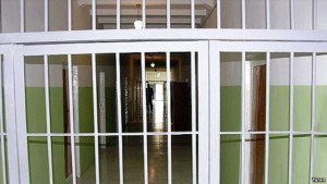 Cəzaçəkmə müəssisəsində məhbuslardan işıqpulu yığırlar