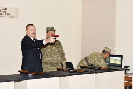 Prezident hərbi hissədə silahları yoxladı Prezident hərbi hissədə silahları yoxladı