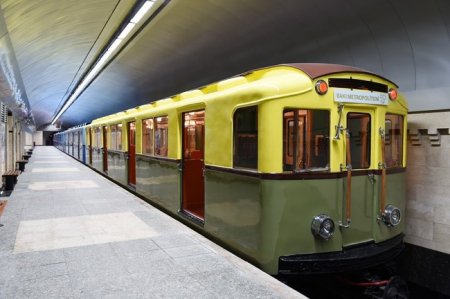 Prezident Bakı Metropoliteninin retro vaqonları ilə tanış olub - FOTOLAR