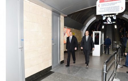 Prezident Bakı Metropoliteninin retro vaqonları ilə tanış olub - FOTOLAR