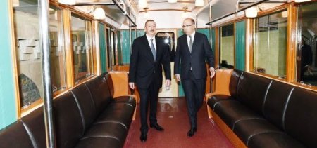 Prezident Bakı Metropoliteninin retro vaqonları ilə tanış olub - FOTOLAR