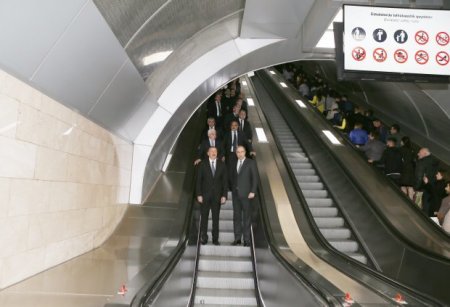 Prezident Bakı Metropoliteninin retro vaqonları ilə tanış olub - FOTOLAR