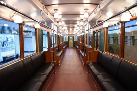 Prezident Bakı Metropoliteninin retro vaqonları ilə tanış olub - FOTOLAR