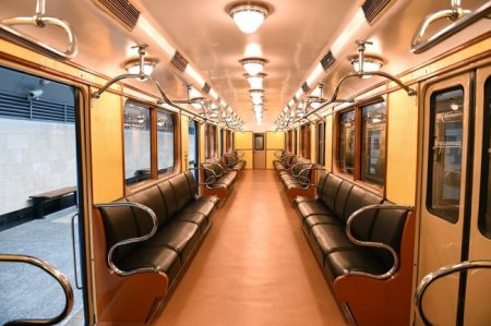 Prezident Bakı Metropoliteninin retro vaqonları ilə tanış olub - FOTOLAR