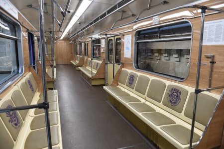 Prezident Bakı Metropoliteninin retro vaqonları ilə tanış olub - FOTOLAR