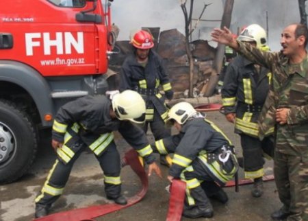 Sumqayıtda yanğın - Ata və qızı yaralandı