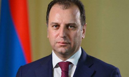 Ermənistanın müdafiə naziri hərbi xidmətdə olmayıb