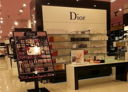 Brend mağazalar saxta ətirləri baha sataraq, müştəriləri aldadır