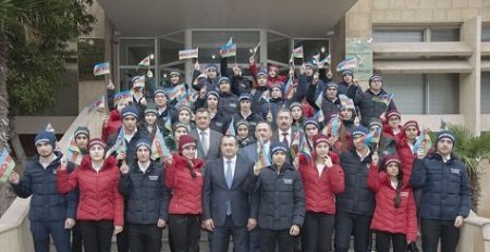 Nərimanov rayon rəhbərliyinin “Ölkəmizi tanıyaq” tur aksiyada iştirak edəcək məktəblilərlə görüşü keçirilib