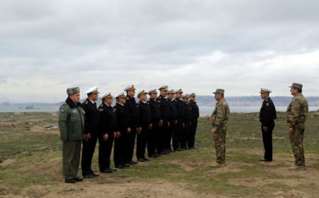 Müdafiə naziri dəniz poliqonunda — FOTOLAR