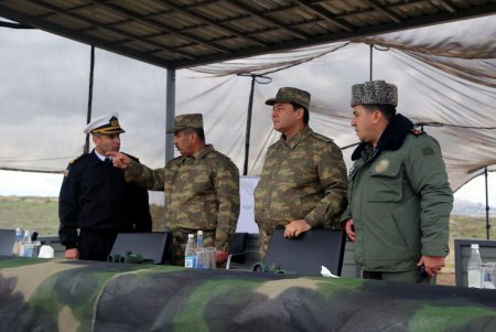 Müdafiə naziri dəniz poliqonunda — FOTOLAR