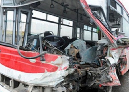 Bakıda sərnişin avtobusu ağır qəzaya düşdü: yaralılar var