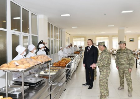 Prezident hərbi hissədə silahları yoxladı 