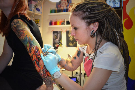 Gənclər üçün yeni təhlükə: xəstəlik mənbəyi olan tatu niyə dəbə düşüb? Gənclər üçün yeni təhlükə: xəstəlik mənbəyi olan tatu niyə dəbə düşüb?