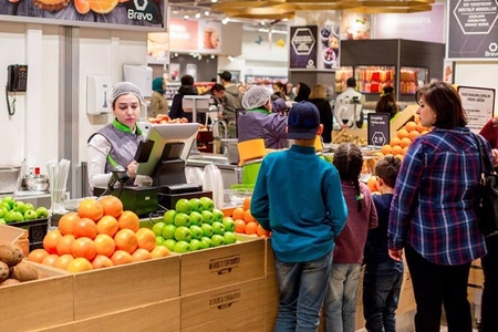 Yeni il öncəsi marketlərdə alıcı izdihamının səbəbi - bahalaşma gözləntisi Yeni il öncəsi marketlərdə alıcı izdihamının səbəbi - bahalaşma gözləntisi