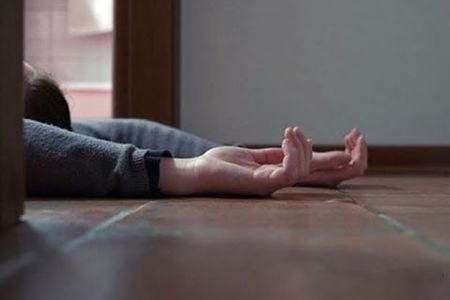 Evə gec gələn bacısını öldürüb: Evə gec gələn bacısını öldürüb: