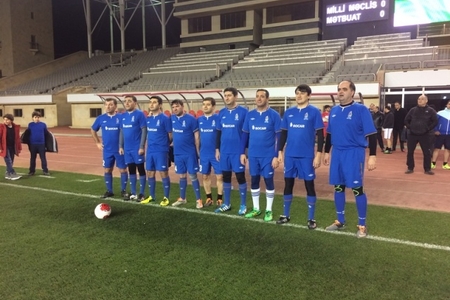 Qurban Qurbanov deputatlarla jurnalistlərin futbol matçını izlədi