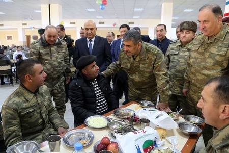 Zakir Həsənov əsgər valideynləri ilə görüşdü, nahar etdi