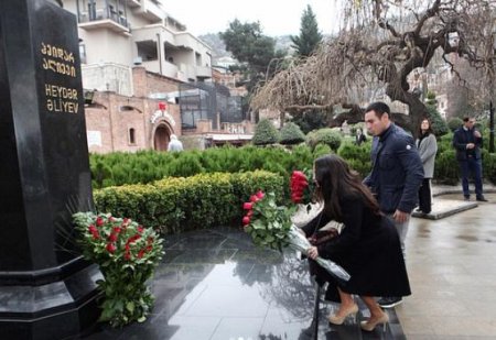 Leyla Əliyeva ilə Sevil Əiyevanın oğlu Gürcüstanda Heydər Əliyevin abidəsini ziyarət ediblər - FOTOLAR  