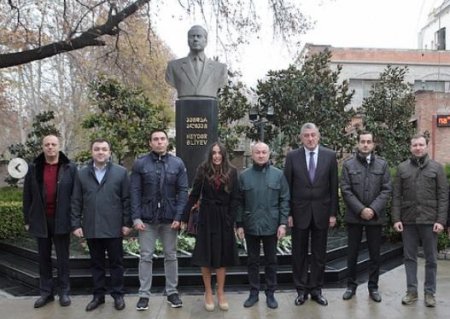 Leyla Əliyeva ilə Sevil Əiyevanın oğlu Gürcüstanda Heydər Əliyevin abidəsini ziyarət ediblər - FOTOLAR  