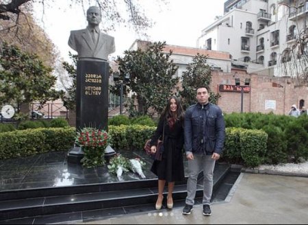 Leyla Əliyeva ilə Sevil Əiyevanın oğlu Gürcüstanda Heydər Əliyevin abidəsini ziyarət ediblər - FOTOLAR  