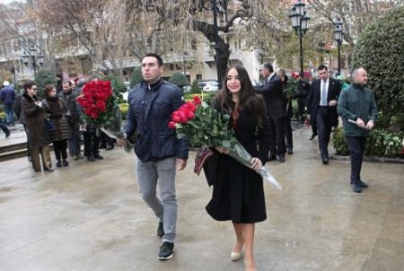Leyla Əliyeva ilə Sevil Əiyevanın oğlu Gürcüstanda Heydər Əliyevin abidəsini ziyarət ediblər - FOTOLAR