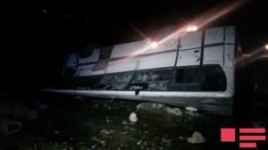 Bakıda sərnişin avtobusu aşıb, xəsarət alanlar var
