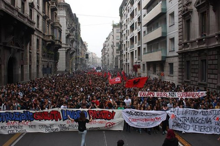 Afinada minlərlə insan sərt iqtisadiyyat tədbirlərinə etiraz əlaməti olaraq küçələrə çıxıb